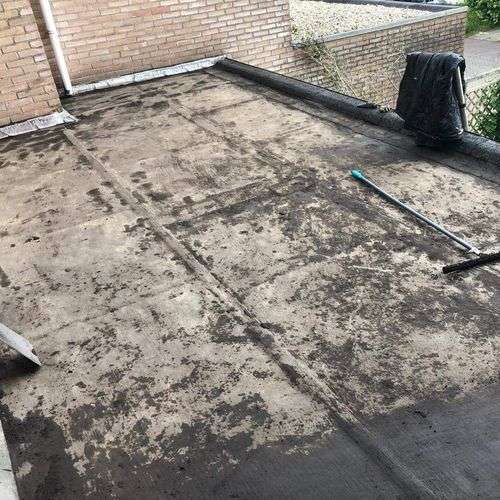 Schoonmaken van een plat dak in Bennekom